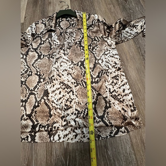 🛍️ endless rose gorgeous wrap style blouse with excellent condition like new. - Picture 4 of 10